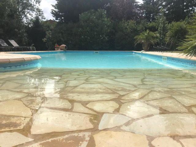 B&B Les Muscades Saint-Étienne-du-Grès Esterno foto