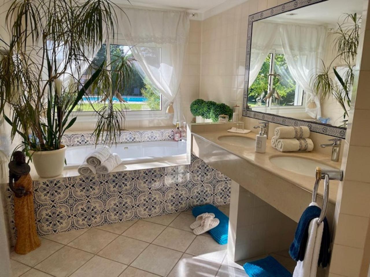 B&B Les Muscades Saint-Étienne-du-Grès Esterno foto