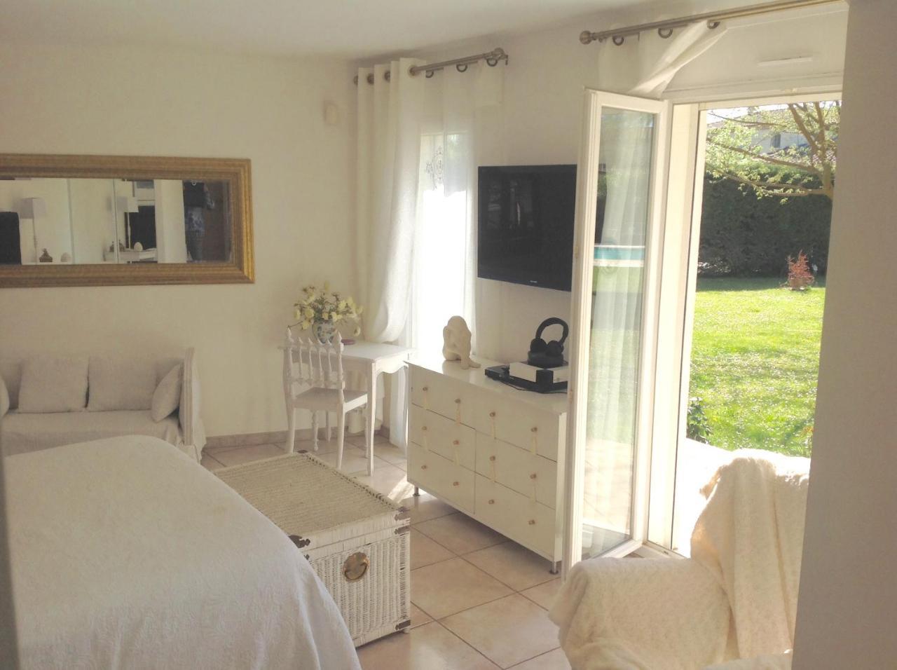 B&B Les Muscades Saint-Étienne-du-Grès Esterno foto
