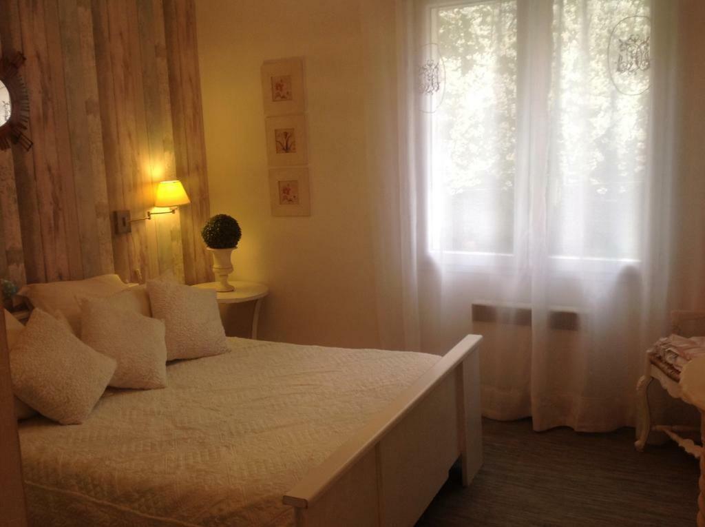 B&B Les Muscades Saint-Étienne-du-Grès Esterno foto